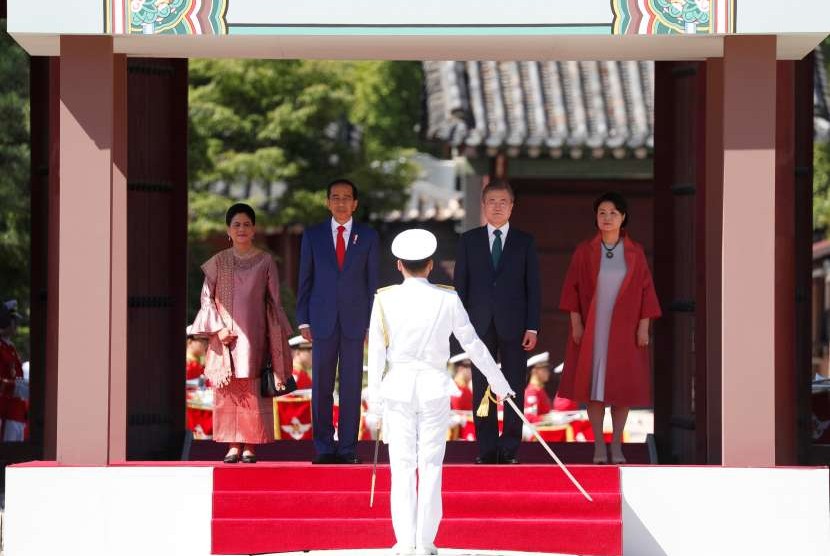 (ki-ka) Ibu Negara Iriana Joko Widodo, Presiden Indonesia Joko Widodo, Presiden Korea Selatan Moon Jae-in dan Ibu Negara Kim Jung-sook, menginspeksi penjaga kehormatan saat upacara penyambutan di istana Changdeokgung di Seoul, Korea Selatan, Senin (10/9). 