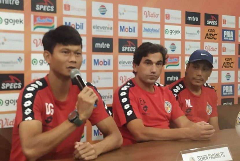 Pelatih kepala Semen Padang FC Eduardo Almeida (tengah)