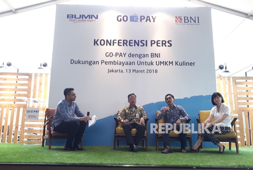 (Ki-ka) Pemimpin Divisi Bisnis Usaha Kecil BNI Bambang Setyatmojo, CEO GO-PAY Aldi Haryopratomo dan Chief Commercial Expansion GO-JEK Catherine Hindra Sutjahyo dalam konferensi pers kerjasama pembiayaan KUR untuk UMKM kuliner di Pasaraya Blok M, Selasa (13/3).