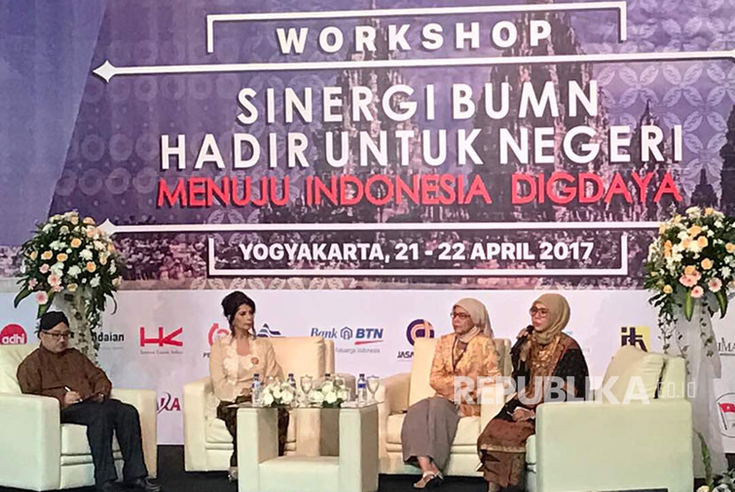 (ki-ka) Suryopratomo, Ammalia E Maulana, Desi Arryani dan Dwie Aroem dalam seminar bertajuk Sinergi BUMN Hadir Untuk Negeri Menuju Indonesia Digdaya yang diselenggarakan dalam rangkaian HUT BUMN Bersama di Yogyakarta, Jumat (21/4).