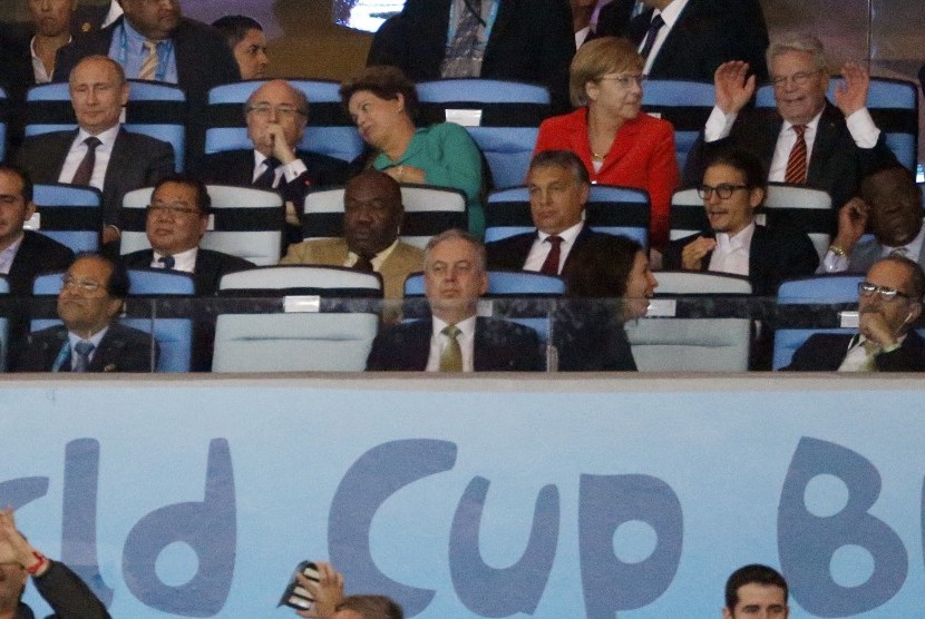 (ki-ka) Vladimir Putin, Sepp Blatter, Dilma Rousseff, Angela Merkel and Joachim Gauck saat menyaksikan final Piala Dunia 2014.