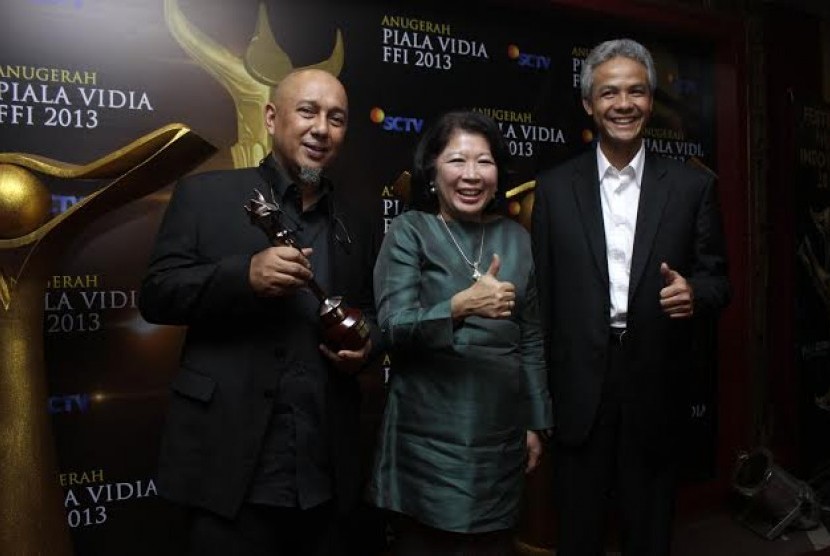 (ki-ka): Zairin Zain (Produser film Pahlawan Terlupakan), Mari Elka Pangestu (Menteri Pariwisata dan Ekonomi Kreatif), Ganjar Pranowo (Gubernur Jawa Tengah) dalam malam penganugerahan Piala Vidia 2013