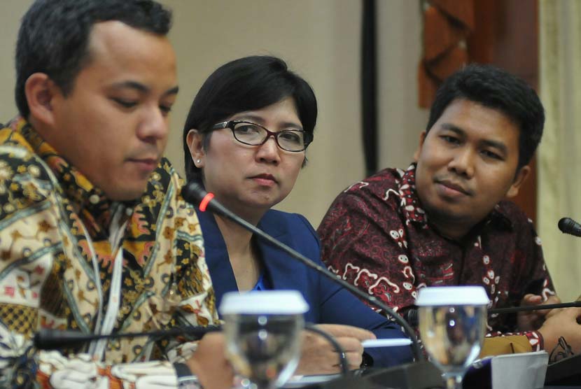 (kika) Chief Economist Mandiri Sekuritas Aldian Taloputra, Chief Economist Bank Mandiri Destry Damayanti dan Head of Fixed Income Analyst Mandiri Sekuritas Handi Yunianto menyampaikan paparanvMacroeconomic Outlook di Plaza Mandiri,Jakarta, Senin (9/10)