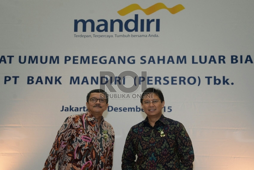  (Kika) Direktur Distributions Bank Mandiri Sentot A. Sentausa dan Dirut Bank Mandiri Budi G. Sadikin berbincang setelah Rapat Umum Pemegang Saham Luar Biasa (RUPSLB ) Bank Mandiri di Jakarta, Jumat (18/12).