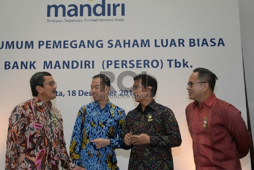 (Kika) Direktur Distributions Bank Mandiri Sentot A. Sentausa, Komisaris Bank Mandiri Goei Siauw Hong, Dirut Bank Mandiri Budi G. Sadikin, Direktur Finance & Strategy Bank Mandiri Kartika Wirjoatmodjo berbincang setelah Rapat Umum Pemegang Saham Luar Biasa