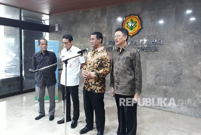 (Kika) Menteri Pertanian Andi Amran Sulaiman (batik tengah) bersama Wakil Gubernur DKI Jakarta Sandiaga Uno melakukan konferensi pers menjaga stabilisasi harga pangan di Jakarta jelang Ramadhan dan Idul Fitri, Rabu (28/3).