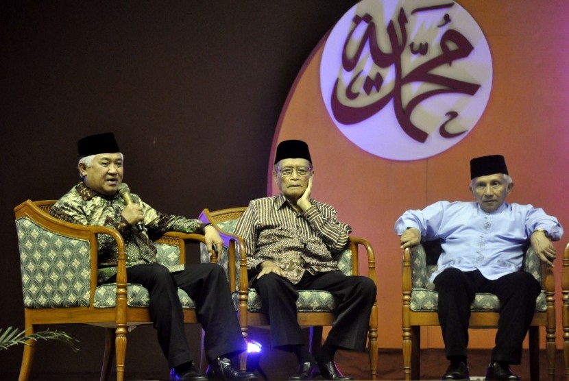  (kiri) Din Syamsudin, Syafii Maarif, Amin Rais, Siti Chamamah menyampaiakn testimoni pada saat masih memimpin organisasi Muhammadiyah di Sportorium Universitas Muhammadiyah Yogyakarta, Rabu (18/11).