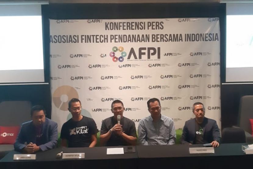 (Kiri) Founder dan CEO Amartha, Andi Taufan Garuda Putra saat menghadiri konferensi pers AFPI bersama empat perusahaa lainnya yang resmi kantongi izin usaha OJK di Jakarta.