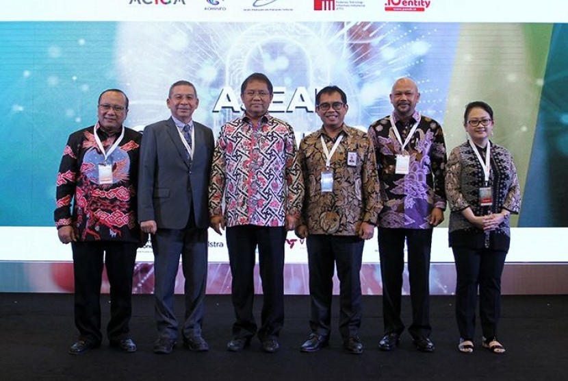  (Kiri – Kanan) Ketua Pengelola Nama Domain Internet Indonesia (PANDI) Andi Budimansyah,President of PTT ICT Solutions Company Limited Chaicharearn Atibaedya,Menteri Komunikasi dan Informatika RI Rudiantara,Direktur Digital & Strategic Portfolio Telkom David Bangun,Vice President ACIOA Dr. Hammam Riza,Ketua Umum Federasi Teknologi Informasi Indonesia (FTII)Sylvia W Sumarlin saat menghadiri pembukaan ASEAN CISO FORUM 2018 di Jakarta, Senin (23/7).