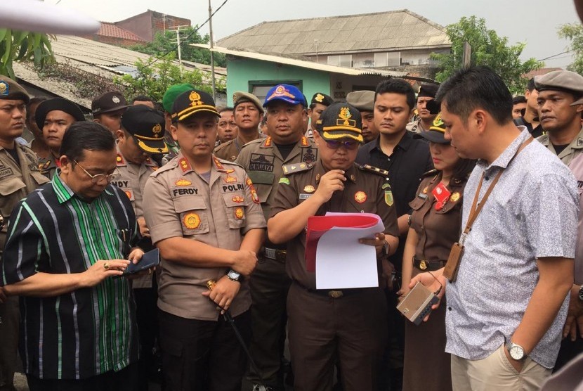 (kiri-kanan) Kuasa Hukum UIN Jakarta Sulaiman Sembiring, Kapolres Kota Tangerang Selatan AKBP Ferdy Irawan, jaksa penuntut umum dari Kejaksaan Negeri Kota Tangerang saat pembacaan putusan eksekusi lahan di perumahan Puri Intan RT 04 RW 17, Ciputat Timur, Tangerang Selatan (Tangsel), Kamis (12/12).