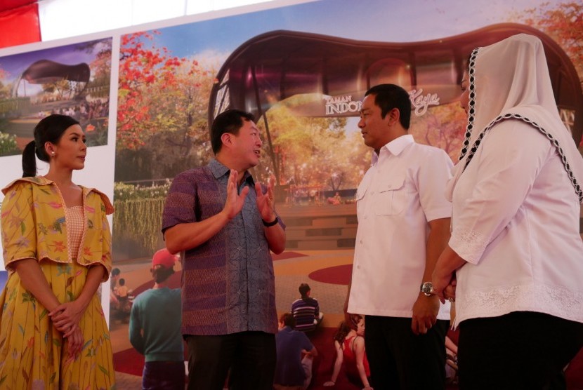 (kiri-kanan) Program Director Bakti Budaya Djarum Foundation, President Director Djarum Foundation, Walikota Semarang, dan Wakil Walikota Semarang, melakukan seremonial pembangunan Taman Indonesia Kaya di Semarang, Rabu (1/11)