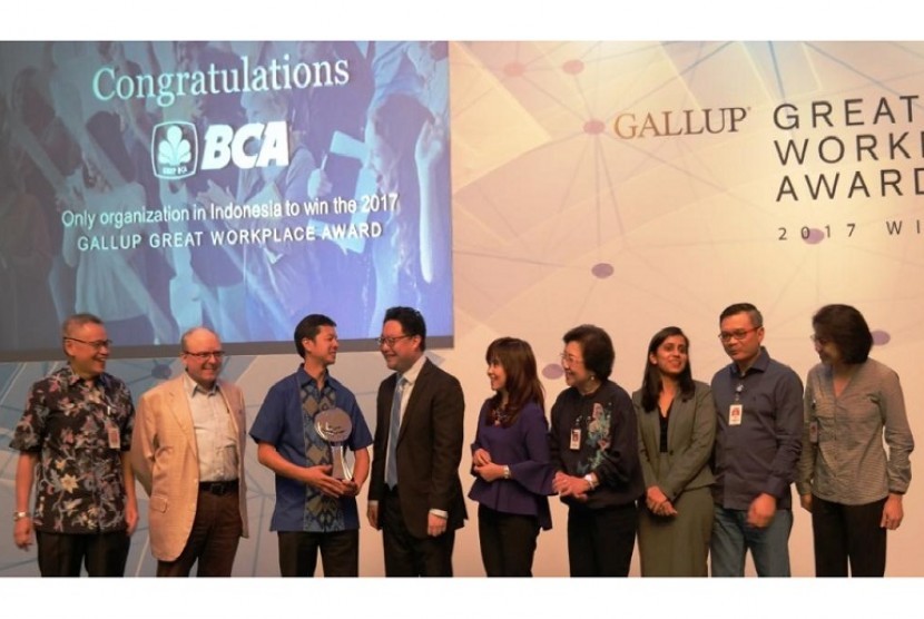 (Kiri–kanan) Rudy Susanto-Direktur BCA, Eugene Keith Galbraith–Wakil Presiden Direktur BCA, Armand Wahyudi Hartono–Wakil Presiden Direktur BCA, Taek Lee-Head of Consulting Gallup South-East Asia, Lianawaty Suwono–Direktur BCA, Inawaty Handoyo–Direktur BCA, Kanika Singh-Client Service Manager Gallup, Hendra Tanumihardja–Executive Vice President Human Capital Management BCA, dan Lena Setiawati-Executive Vice President Learning & Development BCA berbincang seusai penyerahan penghargaan GGWA.