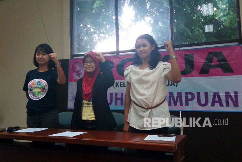 (kiri-kanan) Sekretaris Nasional Perempuan Mahardhika, Mutiara Ika Pratiwi, Ketua Umum Federasi Buruh Lintas Pabrik (FBLP) Jumisih, Ketua Serikat Pekerja Garmen Mandiri- Federasi Sektor Umum Indonesia (FSUI) Ajeng P Anggraini, saat menggelar konferensi pers 