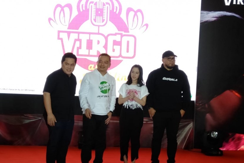(kiri ke kanan) Co-produser film Patriot Taruna: Virgo and The Sparklings Erick Thohir, CEO Bumilangit Bismarka Kurniawan (kiri), personel JKT48 Adhisty Zara (tengah), dan sutradara Joko Anwar (kanan) dalam konferensi pers pengumuman karatker Virgo dalam Film Patriot Taruna: Virgo and The Sparklings di Jakarta, Sabtu (7/9). 
