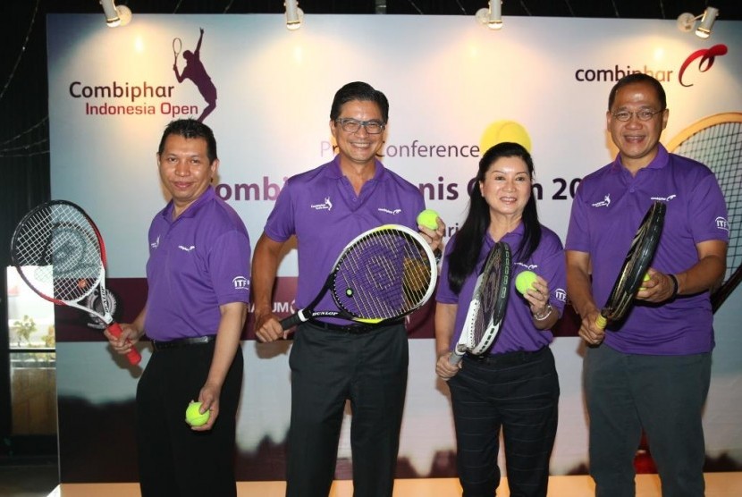 (kiri ke kanan) Fadjri D Roesman, Director of Sales & Marketing The Sultan Hotel Jakarta; Michael Wanandi, CEO Combiphar; Susan Subekti, Tournament Director Combiphar Tennis Open 2017 serta Wibowo Suseno Wiryawan Ketua Umum PP PELTI dalam acara jumpa pers 