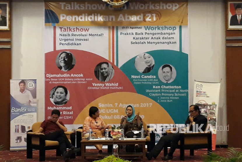 (kiri ke kanan) Founder Gerakan Sekolah Menyenangkan Muhammad Nur Rizal, moderator, Direktur Wahid Institute Yenny Wahid dan Guru Besar UGM Prof Djamaludin Ancok di Seminar Tantangan Pendidikan Abad 21, Yogyakarta, Senin (7/8). 