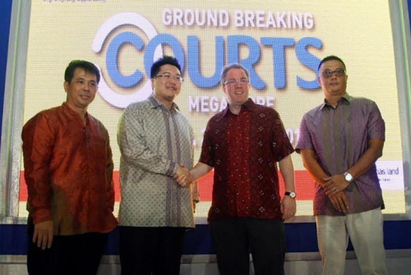  (kiri ke kanan) Ishak Chandra, Managing Director of Corporate Strategy and Services Sinar Mas Land bersama Michael Widjaja, Grup CEO Sinar Mas Land serta Terence Donald O’Connor, Direktur Eksekutif dan Grup CEO dari Courts Asia dan Roy Santoso, Country CE