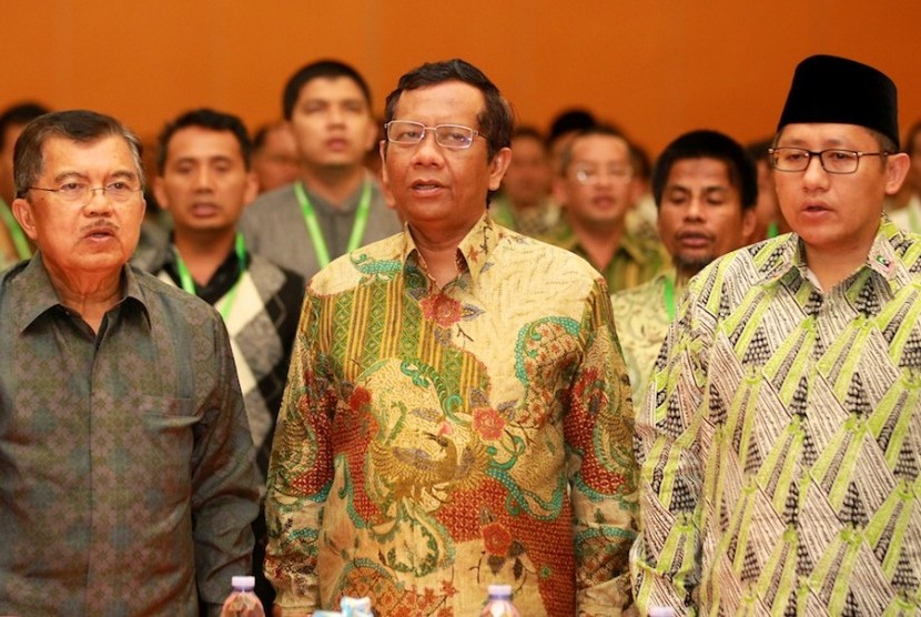 (kiri ke kanan) Mantan Wapres Jusuf Kalla, Ketua MK Mahfud MD, Pimpinan Kolektif Korps Alumni Himpunan Mahasiswa Islam (KAHMI) Anas Urbaningrum menghadiri Musyawarah Nasional KAHMI IX di kabupaten Kampar, Riau, Jumat (30/11) malam (Ridhwan Ermalamora)