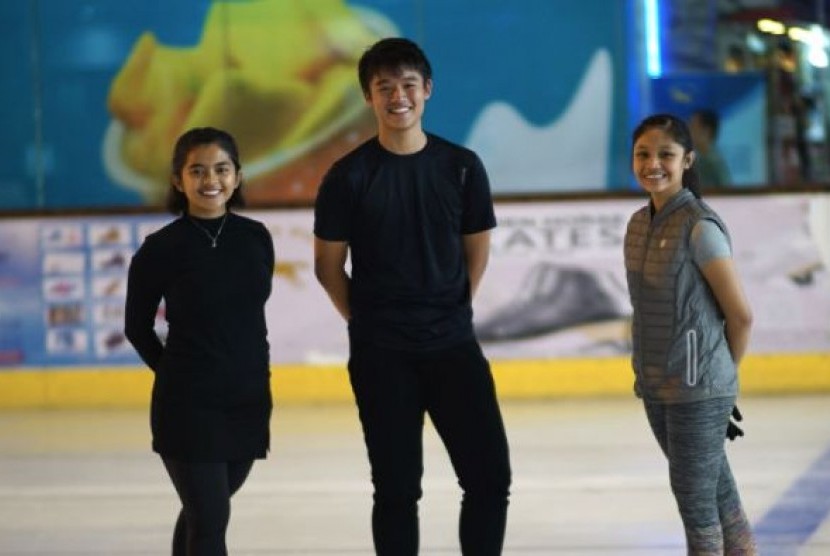(Kiri ke kanan) Nurul Ayinie Sulaeman, Calvin Pratama dan Savika Refa Zahira di arena ice skating di salah satu mal di Jakarta.