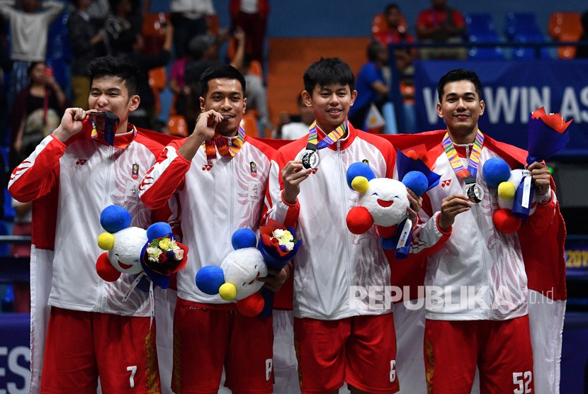 Oki Wira Sanjaya (kedua kanan) saat meraih medali perak bola basket 3x3 putra SEA Games 2019.