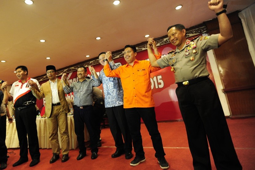 (kiri ke kanan) Steering Committe Piala Presiden 2015 Maruarar Sirait, Wali Kota Bandung Ridwan Kamil, Manajer Persib Bandung Umuh Muchtar, Gubernur DKI Jakarta Basuki Tjahaja Purnama, Ketua Umum Jakmania Richard Ahmad serta Kapolda Metro Jaya Irjen Pol Ti