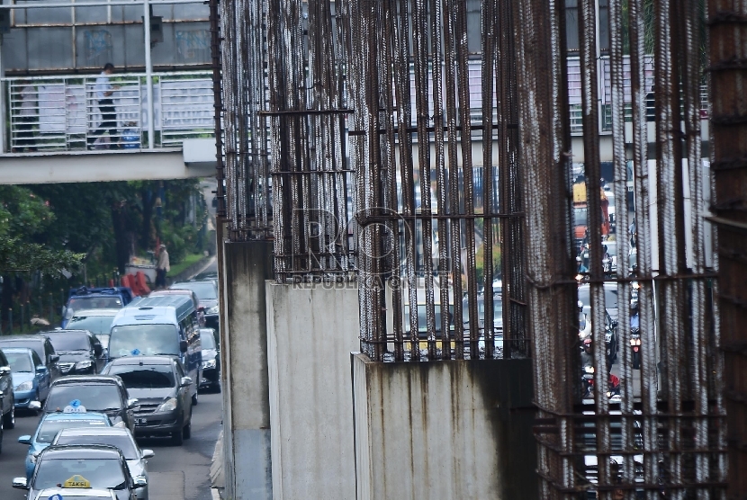 Kondisi tiang monorel yang mangkrak di Jalan H. Rasuna Said, Jakarta Selatan, Selasa (27/1).   (Republika/Raisan Al Farisi)
