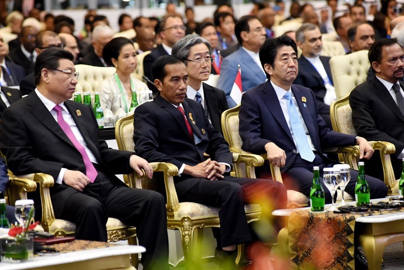 (L-R) Chinese President Xi Jinping, Indonesia's President Joko Widodo, Japan's Prime Minister Shinzo Abe and Brunei's Sultan Hassanal Bolkiah during the opening ceremony of the Asian African Conference in Jakarta, Indonesia, 22 April 2015. The 60th Asian-A
