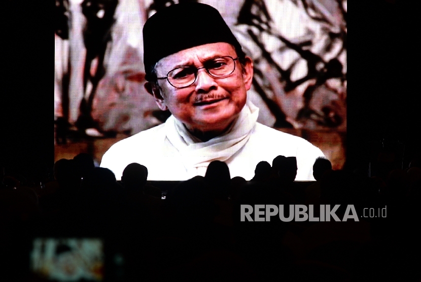 . Mantan Presiden RI ke-3 BJ Habibie memberikan testimone dengan video pada aacara Mengenang Adi Sasono di Jakarta, Ahad (25/9).