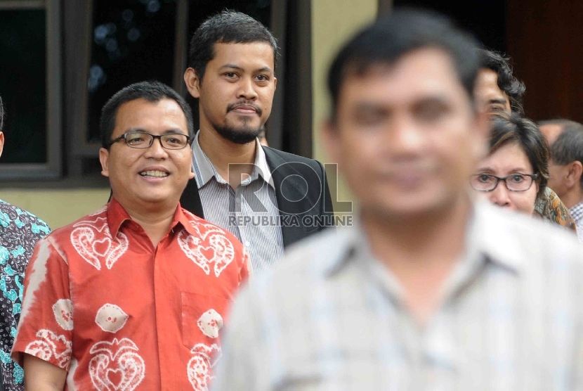 Mantan Wakil Menteri Hukum dan HAM, Denny Indrayana (kiri) didampingi sejumlah kuasa hukum memenuhi panggilan penyidik Bareskrim Polri, di Bareskrim Mabes Polri, Jakarta Selatan, Jumat (27/3).  (Republika/Agung Supriyanto)
