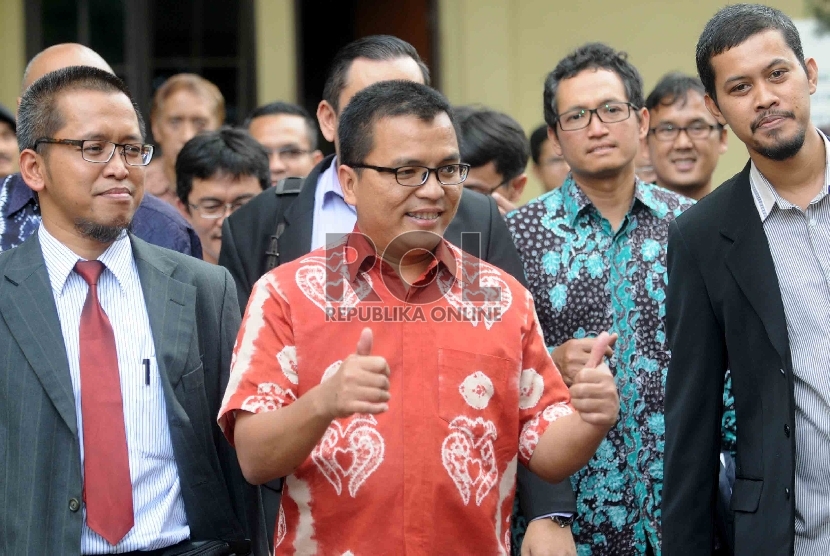 Mantan Wakil Menteri Hukum dan HAM, Denny Indrayana (tengah) didampingi sejumlah kuasa hukum memenuhi panggilan penyidik Bareskrim Polri, di Bareskrim Mabes Polri, Jakarta Selatan, Jumat (27/3).  (Republika/Agung Supriyanto)
