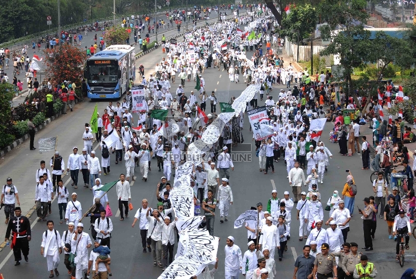 Massa dari sejumlah ormas Islam menggelar parade tauhid Indonesia saat melintas di kawasan Bundaran HI, Jakarta, Ahad (16/8).   (Republika/Agung Supriyanto)