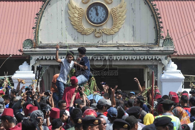 Masyarakat Yogyakarta berebut hasil rempahan bumi dari gunungan di Masjid Kauman, Yogyakarta.  (Republika/Agung Supriyanto)