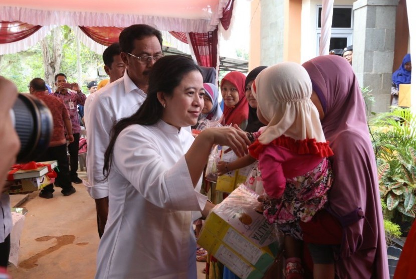 , Menko PMK Puan Maharani hari ini di Puskesmas Sekupang, Kota Batam, (Kamis, 14/12) menyalurkan Pemberian Makanan Tambahan (PMT)  kepada ibu hamil dan balita.