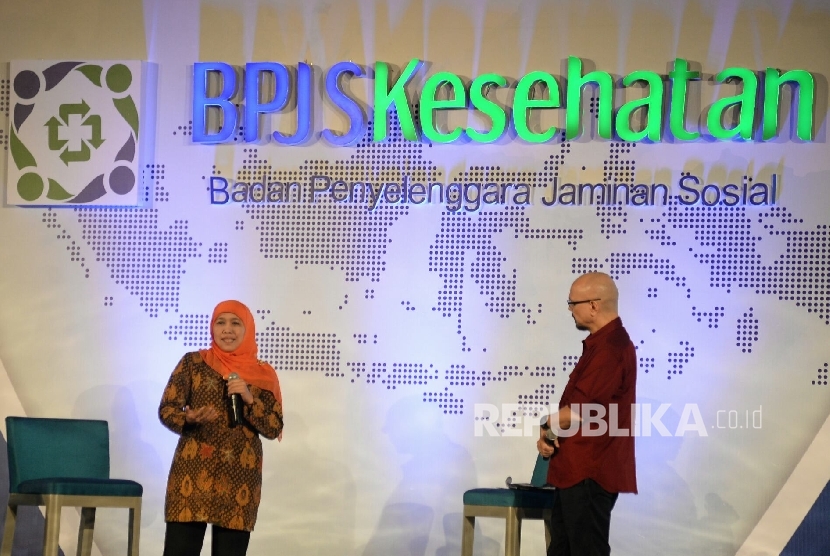 Mensos Khofifah Indar Parawansa bersama presenter Andy F.Noya saat bincang Jaminan Kesehatan Nasional-Kartu Indonesia Sehat (JKN-KIS) bertema Menuju Rakyat Sehat dan Sejahtera Melalui Program JKN-KIS di Jakarta, Senin (21/11) malam. 