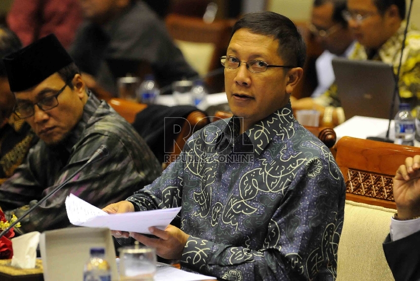 Menteri Agama, Lukman Hakim Saifuddin mengikuti rapat kerja dengan Komisi VIII DPD RI di kompleks Parlemen Senayan, Jakarta, Rabu (11/2).  (Republika/Agung Supriyanto)