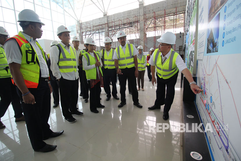 Menteri BUMN Rini Soemarno dan Presiden Director AP II Muhammad Awaluddin ketika melakukan kunjungan ke Bandara Internasional Supadio membahas rencana pengembangan Bandara.