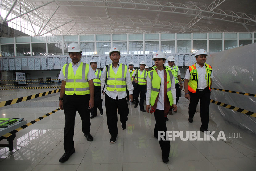 Menteri BUMN Rini Soemarno dan Presiden Director AP II Muhammad Awaluddin ketika melakukan kunjungan ke Bandara Internasional Supadio membahas rencana pengembangan Bandara.