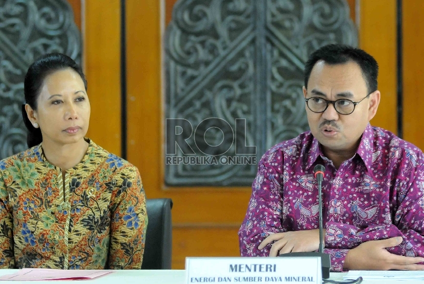  ?Menteri ESDM Sudirman Said (kanan), Menteri BUMN Rini Soemarno (kiri) memberikan keterangan pers terkait pengelolaan blok Mahakam di Kementerian ESDM, Jakarta, Jumat (19/6). (Republika/Agung Supriyanto)