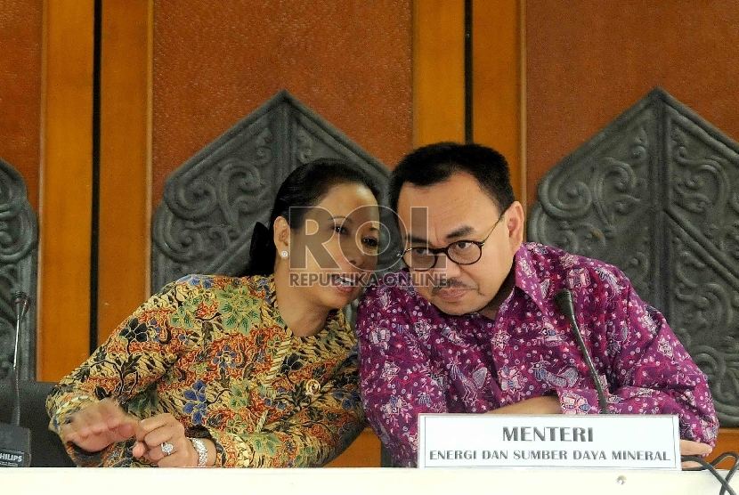  ?Menteri ESDM Sudirman Said (kanan), Menteri BUMN Rini Soemarno (kiri) memberikan keterangan pers terkait pengelolaan blok Mahakam di Kementerian ESDM, Jakarta, Jumat (19/6).  (Republika/Agung Supriyanto)
