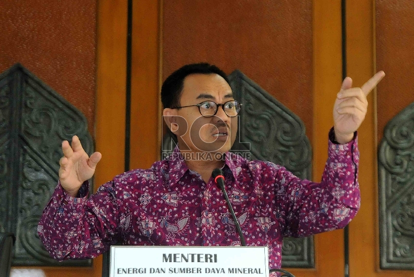  ?Menteri ESDM Sudirman Said memberikan keterangan pers terkait pengelolaan blok Mahakam di Kementerian ESDM, Jakarta, Jumat (19/6).  (Republika/Agung Supriyanto)
