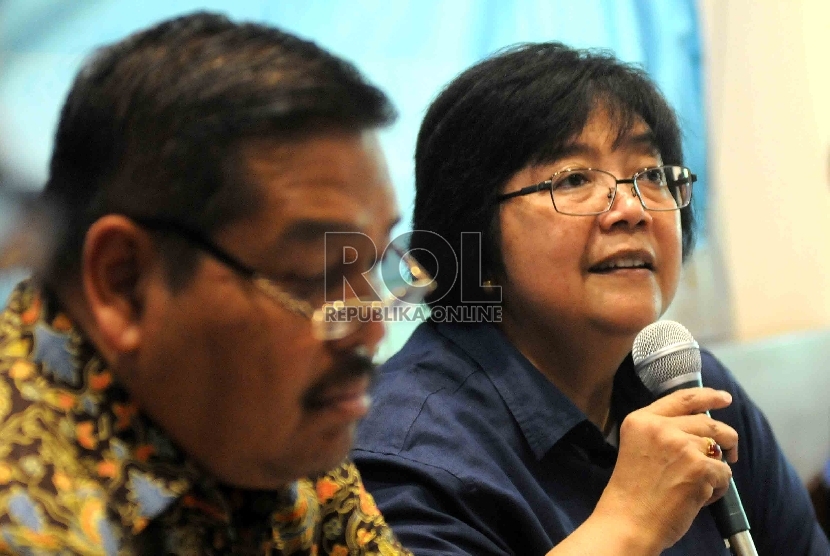 Menteri Kehutanan dan Lingkungan Hidup Siti Nurbaya (kanan), Ketua Komite II DPD RI, Parlindungan Purba (kiri) menjadi pembicara dalam diskusi Hutan Indonesia Di Simpang Nawacita Jakarta, Ahad (31/5). (Republika/Agung Supriyanto)
