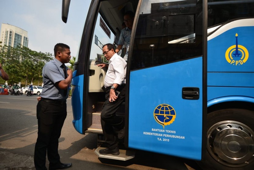 Menteri Perhubungan (Menhub) Budi Karya Sumadi menggunakan salah satu transportasi umum massal,  bus Transjakarta.