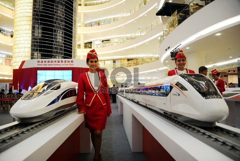 ?Miniatur kereta cepat diperlihatkan dalam Pameran China High Speed Railway On fast Track di Senayan City, Jakarta, Kamis (13/8).  (Republika/Tahta Aidilla)