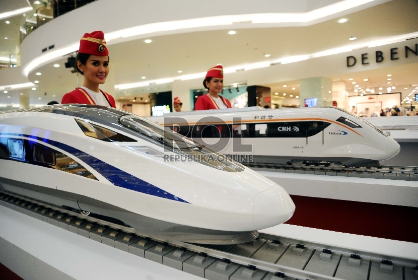 Miniatur kereta cepat diperlihatkan dalam Pameran China High Speed Railway On fast Track di Senayan City, Jakarta, Kamis (13/8).  (Republika/Tahta Aidilla)k