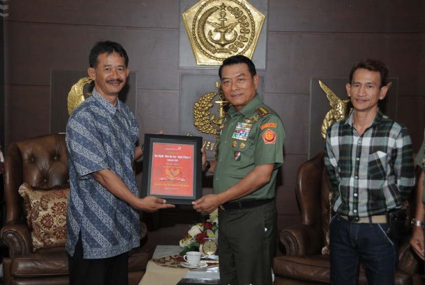 -Panglima TNI Jenderal TNI  Dr. Moeldoko menerima sertifikat dan piagam penghargaan “The Right Man on The Right Place’’ kategori Guard The Unity and Integrity of The Nation dari Indonesian Public Institute (IPI), Senin (4/5).  