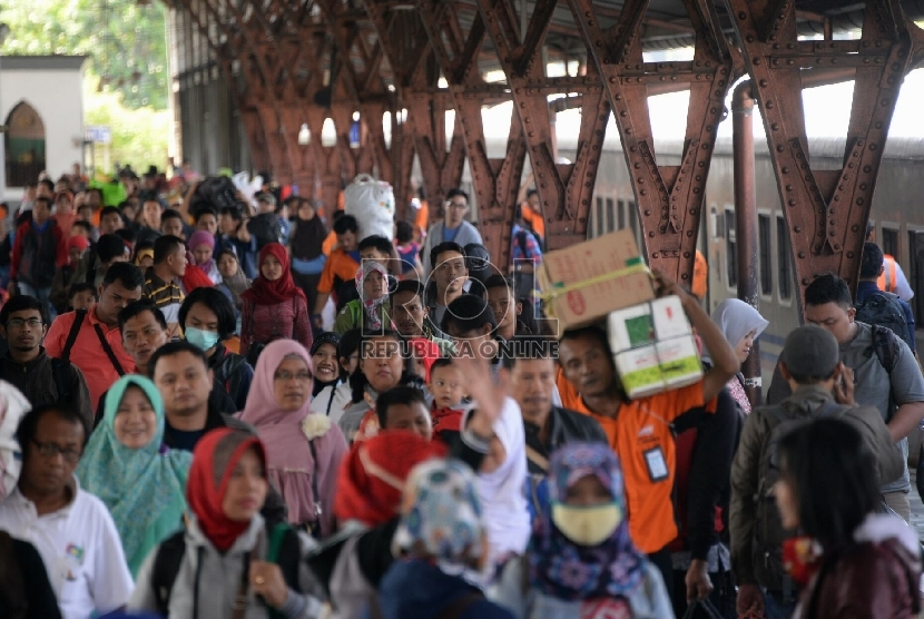 Para pemudik turun dari Kereta Api di Stasiun Senen, Jakarta, Sabtu (25/7).   (Republika/Prayogi)