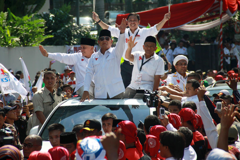 ? Pasangan Capres Prabowo Subianto dan Cawapres Hatta Rajasa saat datang ke Gedung Komisi Pemilihan Umum (KPU) usai pengambilan nomor urut Pilpres 2014, Jakarta, Ahad (1/6). 