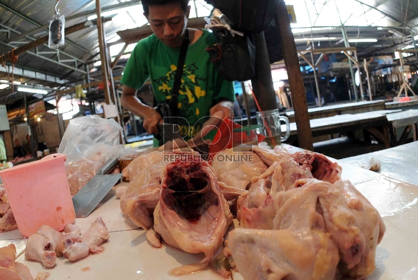 Pedagang ayam memotong ayam  -ilustrasi- (Republika/Agung Supriyanto)