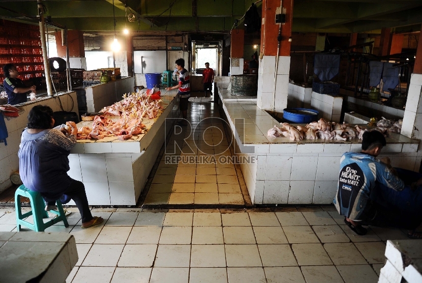 ?Pedagang sedang menjual ayam potong di pasar Kramat Jati, Jakarta, Kamis (20/8).   (Republika/Tahta Aidilla)