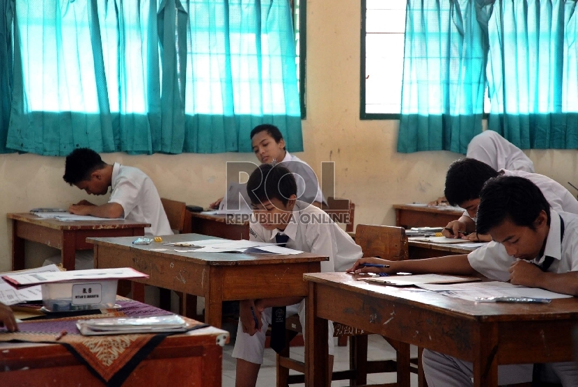 Pelajar mengerjakan soal Ujian Nasional di sekolah MTSN 9, Johar Baru, Jakarta Pusat, Senin (4/5).  (Republika/Tahta Aidilla)